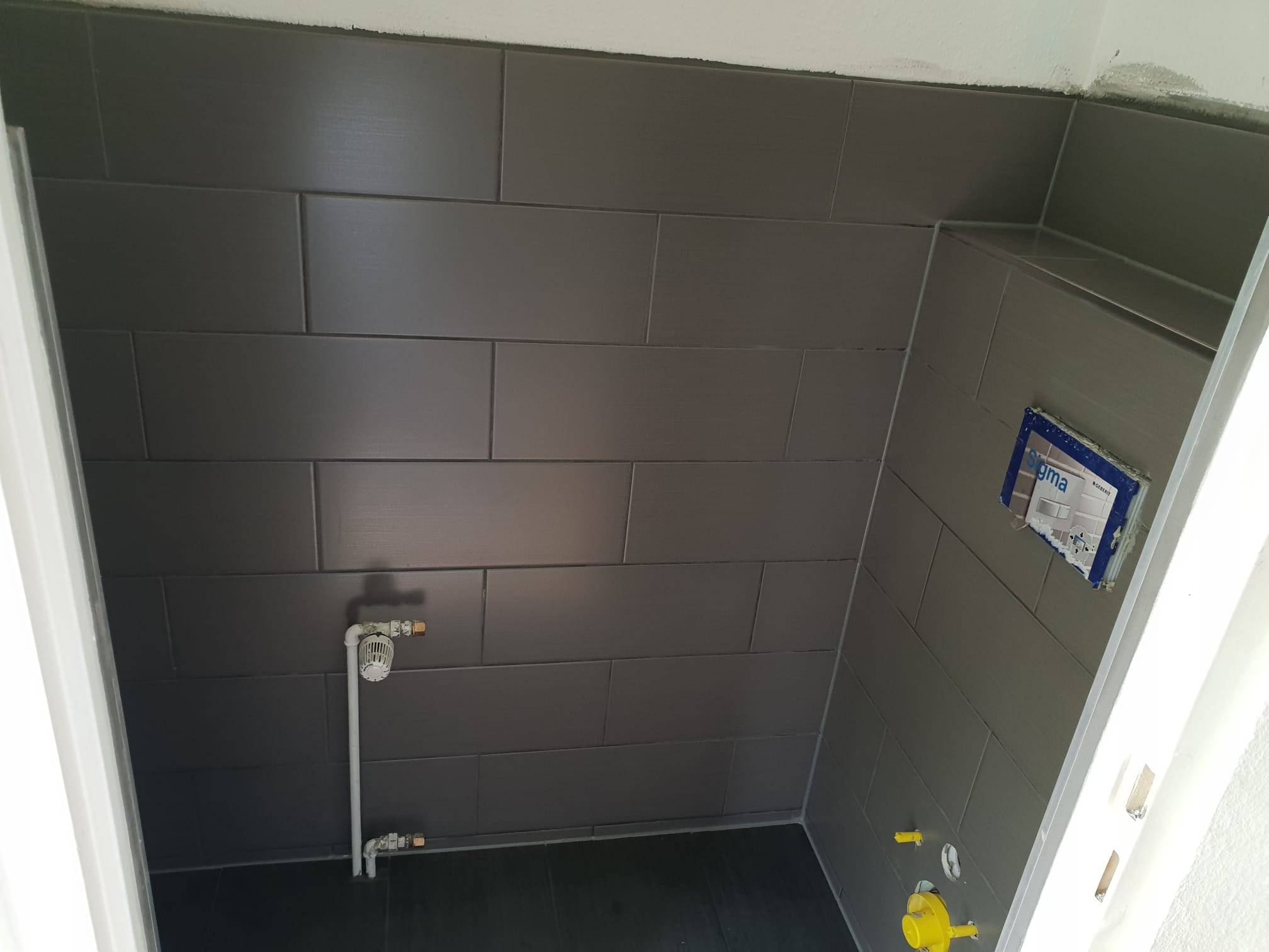 Frisch gefliestes Badezimmer in Augsburg