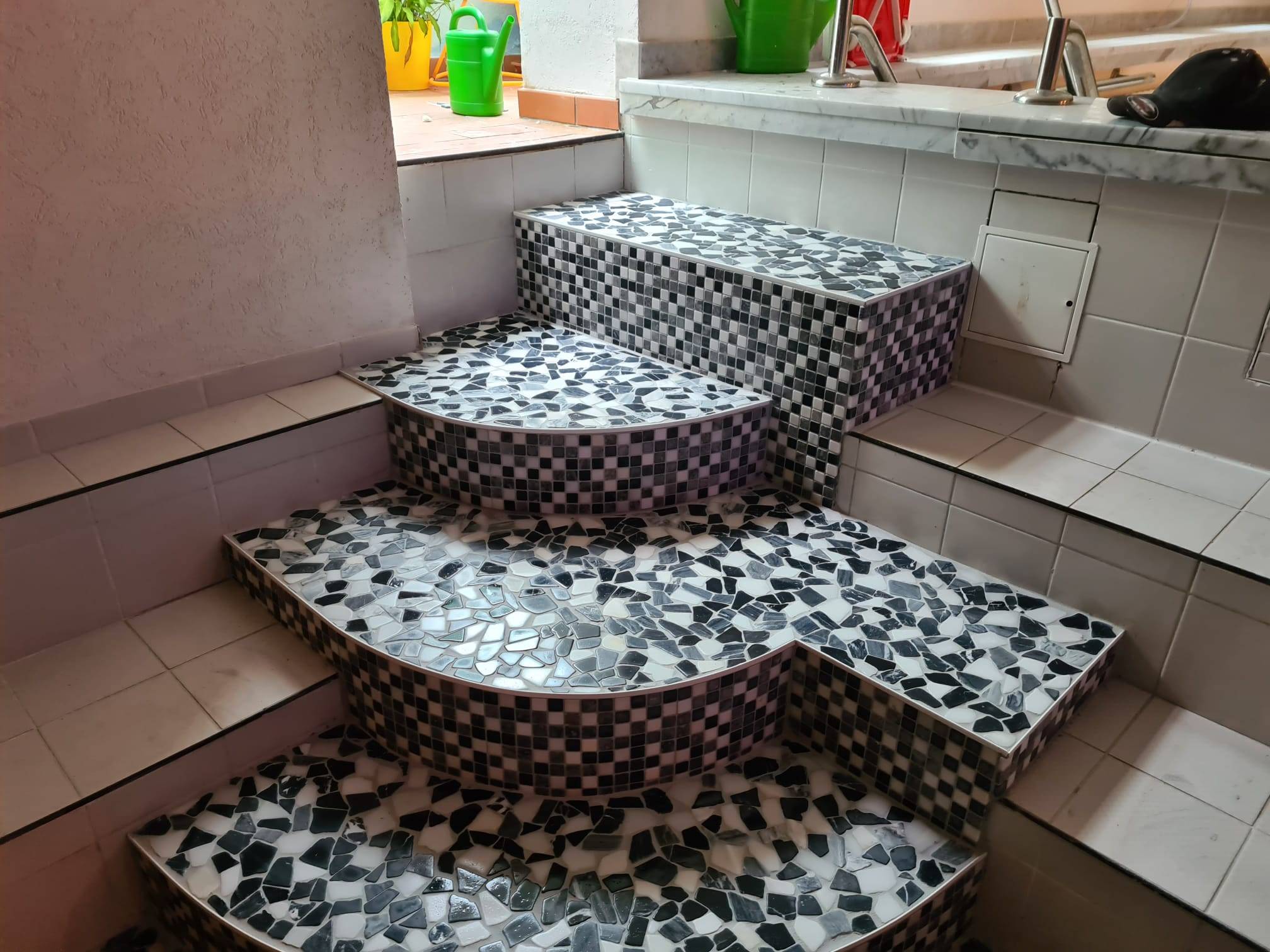 Bad mit Mosaikfliesen und Abfluss