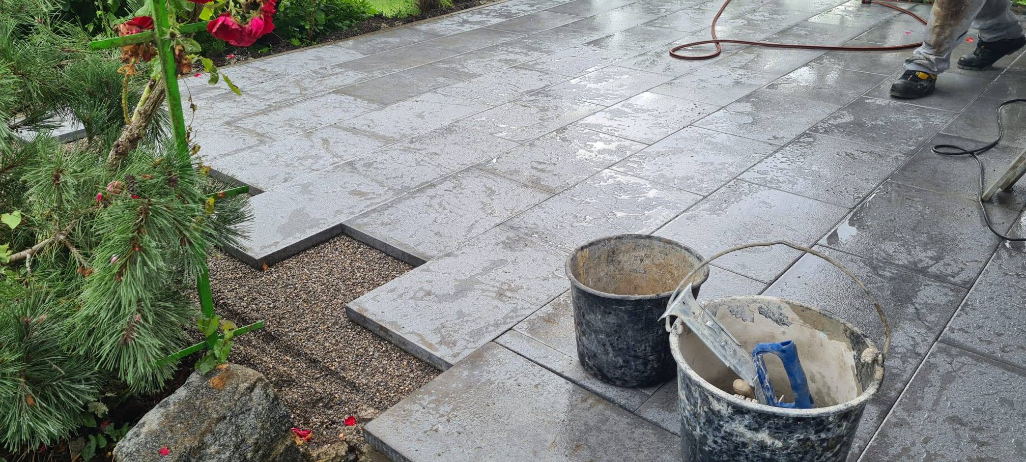 Neue Bodenplatten auf einer Terrasse