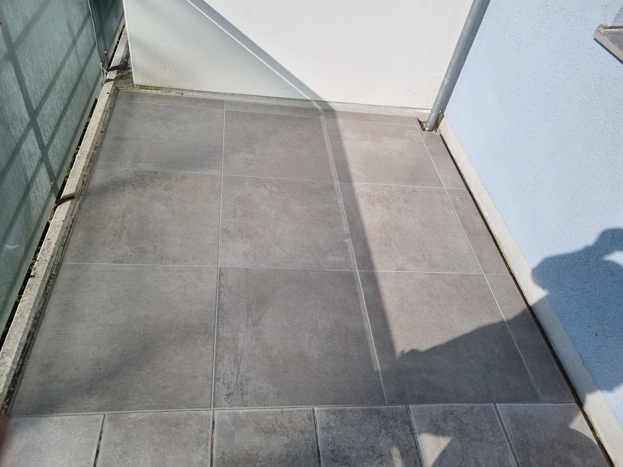 Neu verlegter Bodenbelag in einem Wohnraum
