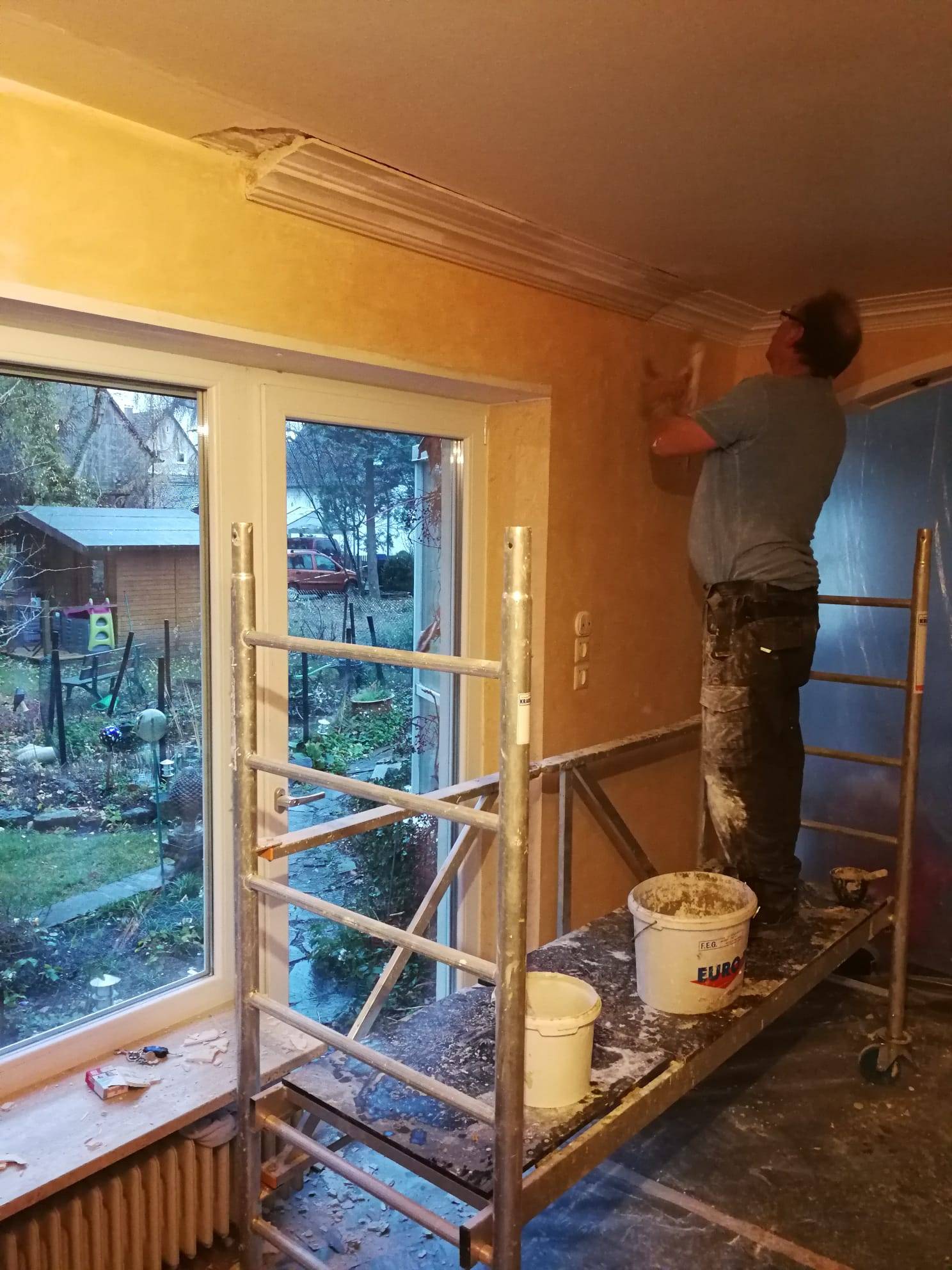 Stuckarbeiten an einer Decke